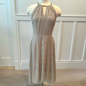 White House black market new sleeveless jacquard dress beige and silver, size 2